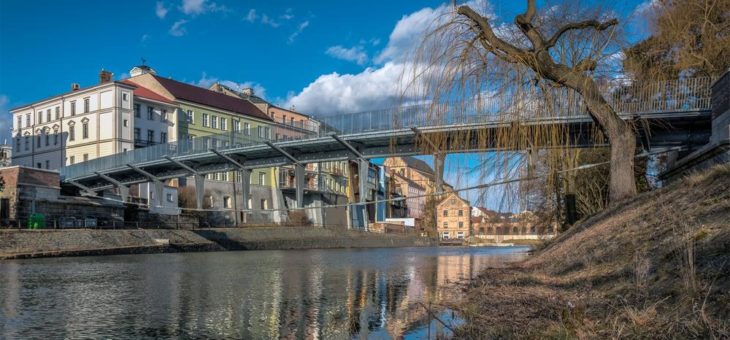 Filigran und elegant – Feuerverzinkte Fußgängerbrücke über die Elbe in Jaroměř