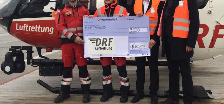 SD Worx Deutschland zeigt soziales Engagement mit einer Spende an der DRF Luftrettung