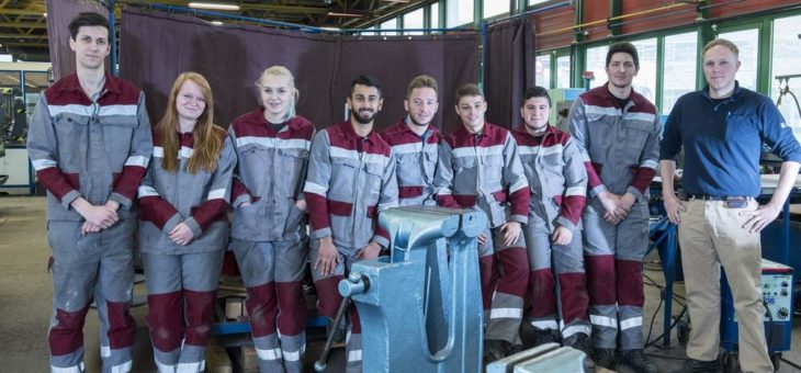 Lebensretter aus Stahl: thyssenkrupp-Auszubildende unterstützen Duisburger Schülerprojekt bei Hinweisschildern für Rettungseinsätze am Ruhrufer