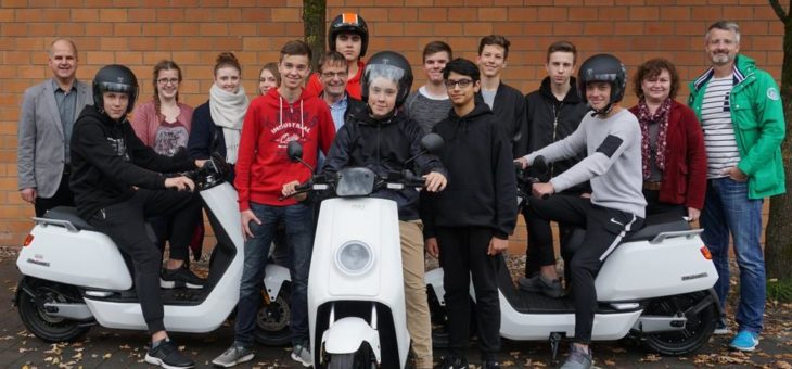 Gesamtschüler in Bad Lippspringe fahren schon die Zukunft – Förderverein und WestfalenWIND Strom sponsern Elektroroller