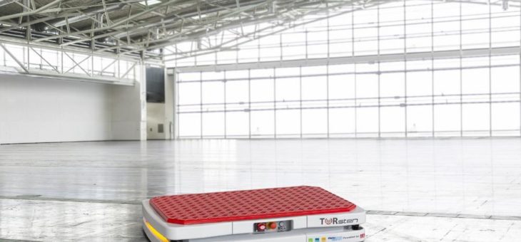 LogiMAT: FTS TORsten demonstriert Picking mit Roboterarm