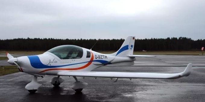 Erstes Forschungs- und Schulungsflugzeug auf dem Flugplatz Schönhagen an die Technische Hochschule Wildau übergeben