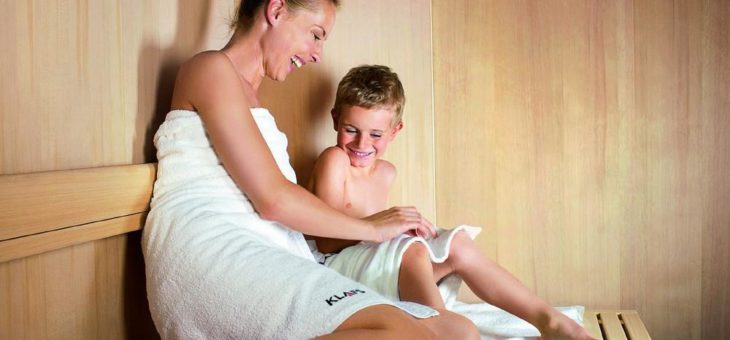 Mit Kindern in die Sauna? Mit diesen Tipps machen Eltern alles richtig