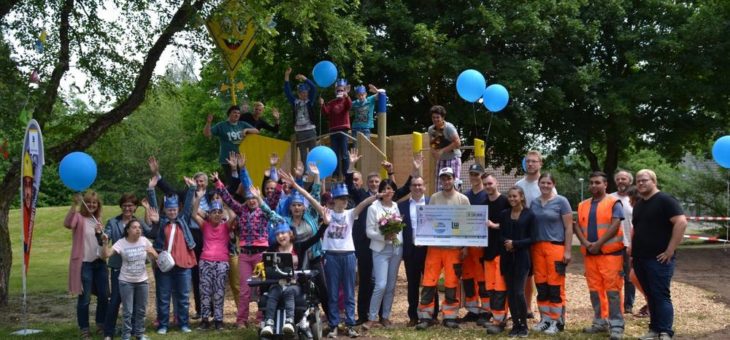 Auszubildende bauen Spielplätze für den guten Zweck