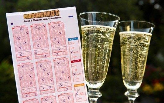 Gleich fünf Mal ist Eurojackpot in der jüngsten Ziehung am 16. November (Freitag) geknackt worden, davon zweimal in Deutschland: in Hessen und Hamburg