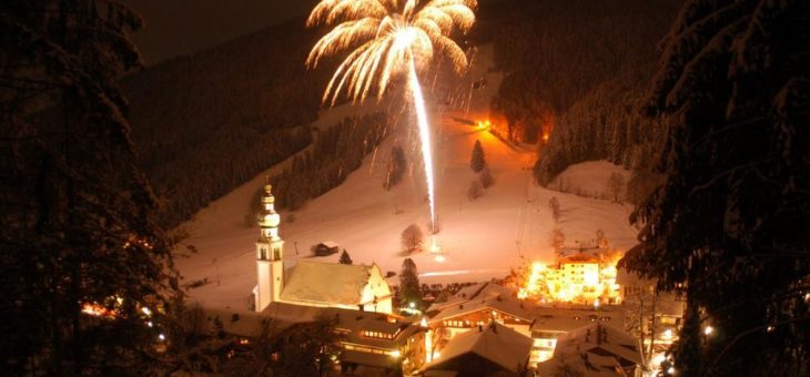 Die Wildschönau in Tirol lädt zum Neujahrfeuerwerk in die Schießhüttelarena