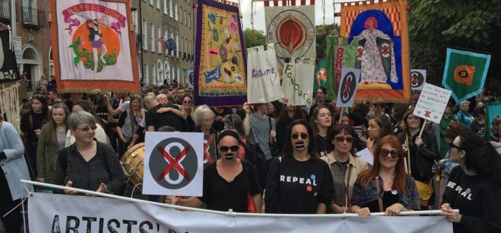 Für Gleichberechtigung im Kunstsystem: Protestbanner der irischen Artists‘ Campaign to Repeal the Eighth Amendment zu Gast in Köln