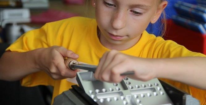 12 Schülerinnen und Schüler erleben Ferienspaß bei Polytec