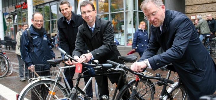 Abgestellte Fahrräder in Haltestellenbereichen beeinträchtigen Fahrgäste und seheingeschränkte Personen