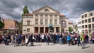 „The Young Americans“ überraschen die Weimarer sowie Goethe und Schiller mit einer kurzen Outdoor-Performance auf dem Theaterplatz