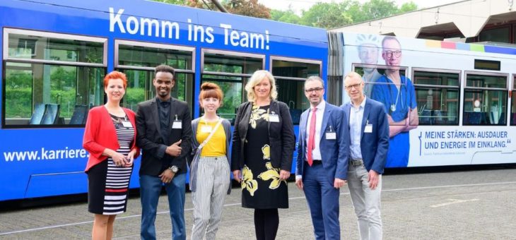 Klinikum Darmstadt fährt Straßenbahn: Pflegekräfte werben für ihren Beruf – neue Kampagne rollt durch die Stadt