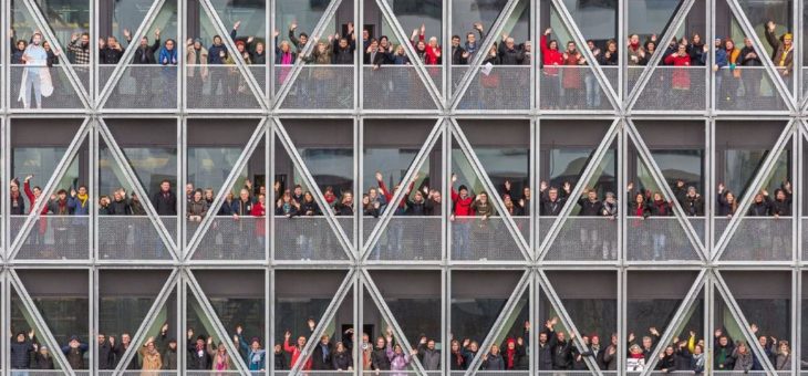 Feuerverzinkte Häkeldecke – Werkstatt-Atmosphäre im neuen taz-Haus