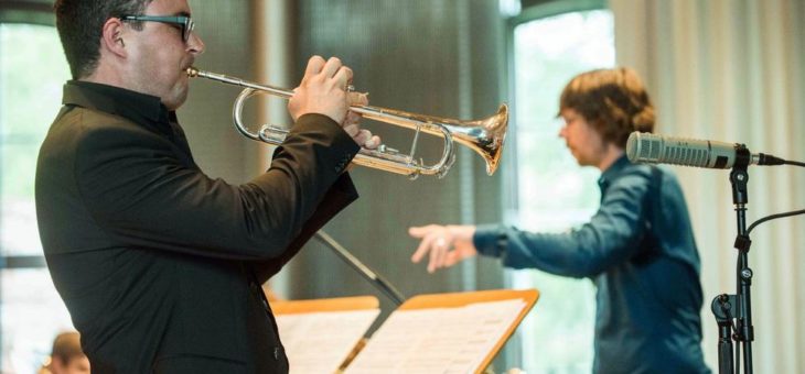 Das Blech strahlt mit 15000 Lux: Das „Large Ensemble“ der Hochschule für Musik featuring Peter Ehwald