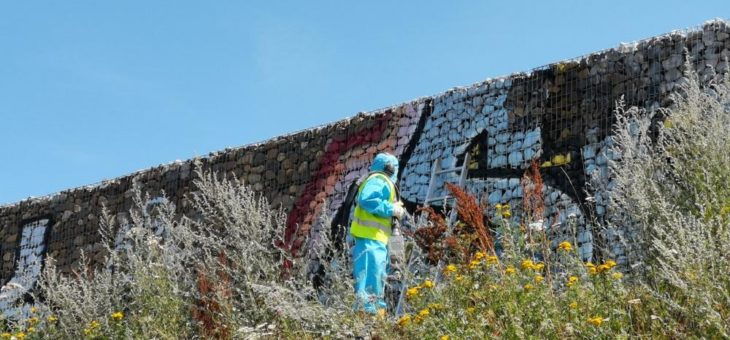 Kipp Umwelttechnik GmbH entfernt erfolgreich Graffiti von Gabionen