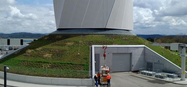 Grünes Dach am Fuße des Turms