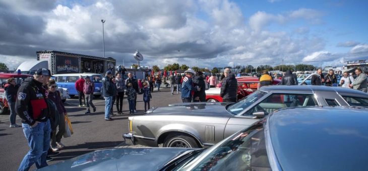 Oldtimerfans stürmen Rennkurs in Oschersleben