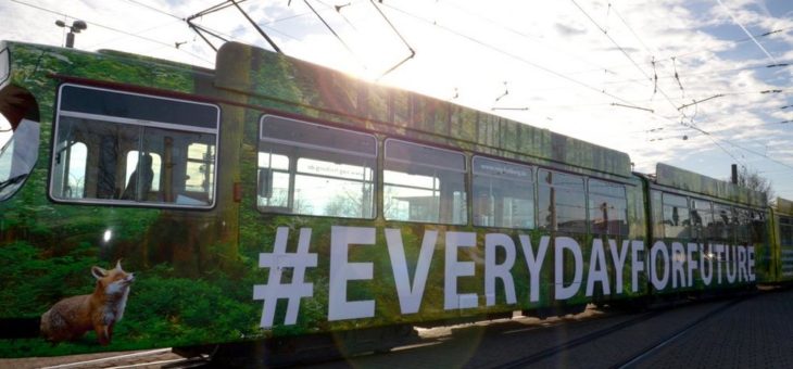 Der Öffentliche Nahverkehr ist „Everyday for Future“ unterwegs – jetzt auch mit eigens dafür gestalteter Bahn