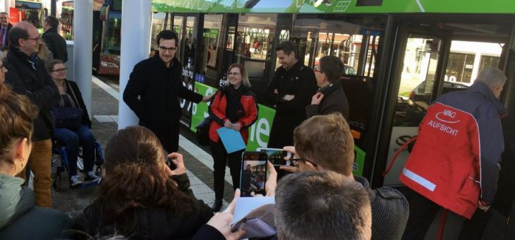 E-Bus auf Premierenfahrt auf der Buslinie 27