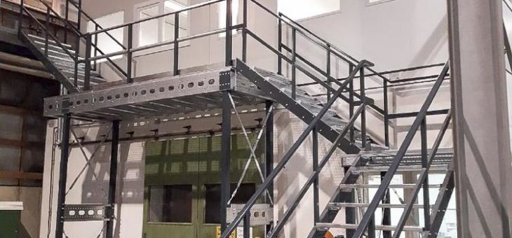 Hallenbüro mit Stahltreppen und Stahlpodesten für die Firma Wiegel in Höchstadt errichtet