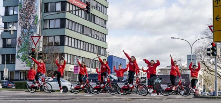 VAG-Kampagne „Mobil. Wann und wie du willst.“ startete mit Frelo- Performance und Themen-Straßenbahn