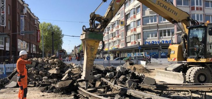 Am Karlstor haben die Bahnen den Arbeitern Platz gemacht