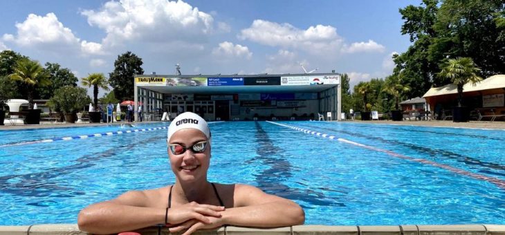 Spitzen-Schwimmsport startet im Sonnenbad