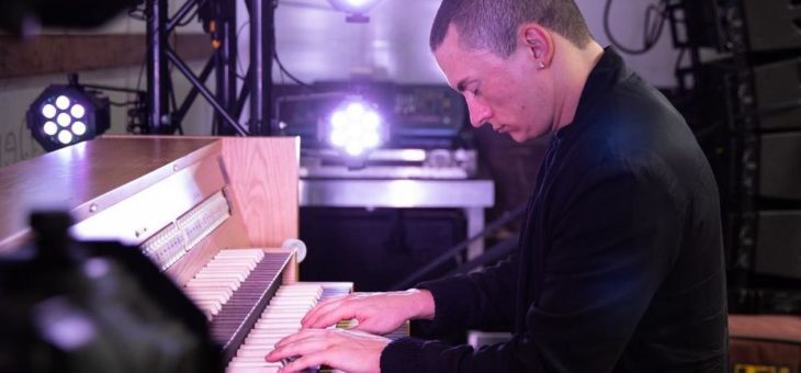 Star-Organist Cameron Carpenter setzt erfolgreiche Konzert-Tour vor Seniorenheimen deutschlandweit fort