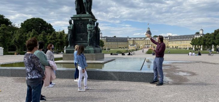 Es geht wieder los: In Karlsruhe starten die Stadtrundgänge und die Stadtrundfahrten mit dem roten Doppeldeckerbus