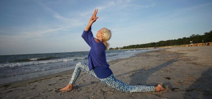 Yoga an Kraftorten in Timmendorfer Strand mit Conny Hesse-Neuhaus