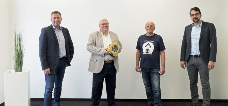 Stryker spendet Mitarbeiter der MC-Bauchemie einen Defibrillator