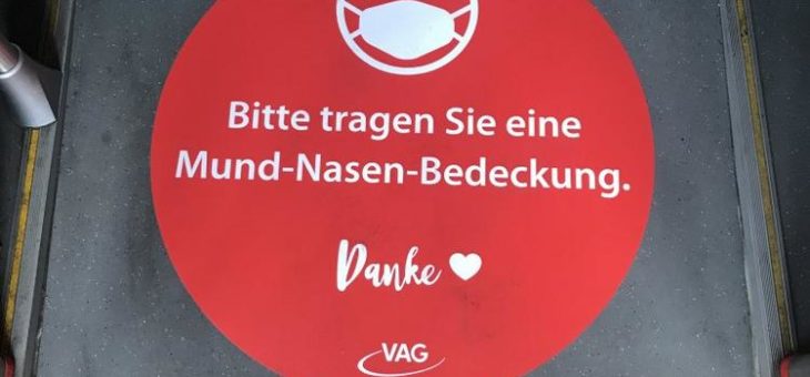 VAG: Große rote Aufkleber als Erinnerungsstütze für die Maskenpflicht in Bussen und Bahnen