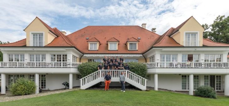 Die Eishockey-Cracks der RED BULLS München mit Juwelier Hilscher auf den Spuren von Tiger Woods