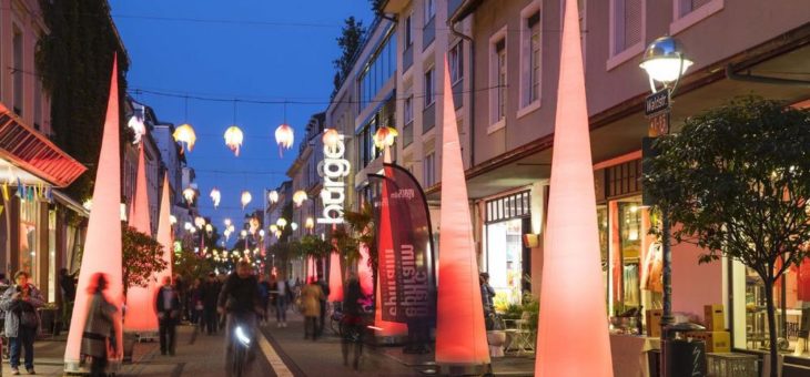 Besucherinnen und Besucher erobern Karlsruher Marktplatz zurück