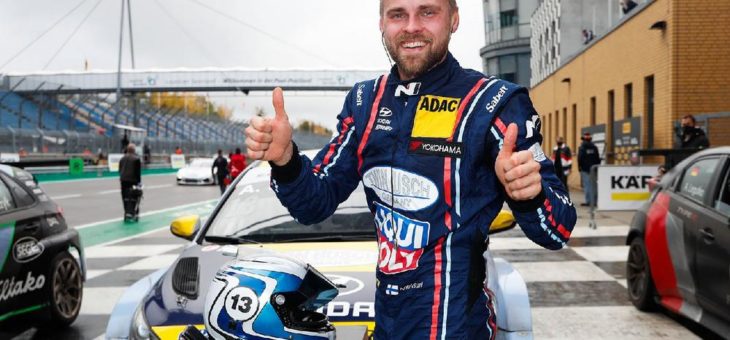 Hyundai-Pilot Antti Buri feiert Sieg und Podestplatz auf dem Lausitzring