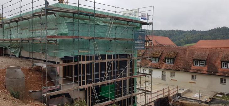 Moderner Strohbau im Kloster Plankstetten