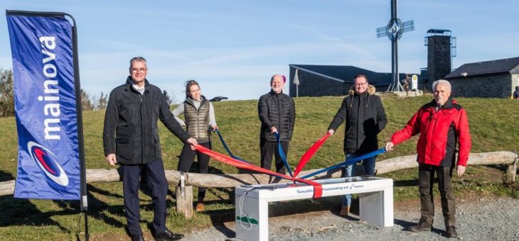 Mainova und Schmitten nehmen moderne Solar-Sitzbank auf dem Großen Feldberg in Betrieb