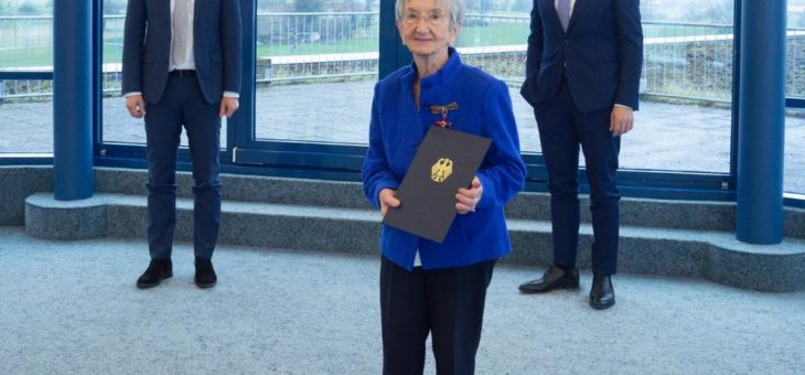 Polytec Gründerin Liselotte Lossau mit Bundesverdienstkreuz am Bande geehrt