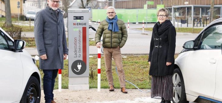 Elektroautos an drei neuen Ladesäulen an der Hochschule in Triesdorf laden