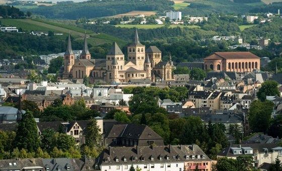 Römerthronsaal und Bischofssitz Konstantinbasilika und Dom St. Petrus in Trier