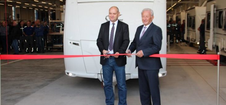 Fendt-Caravan weiht das neue dritte Produktionsband ein.