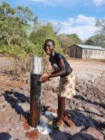 Wasserfontäne sorgt bei Brunnenbohrung in Sambia für ausgelassene Freude