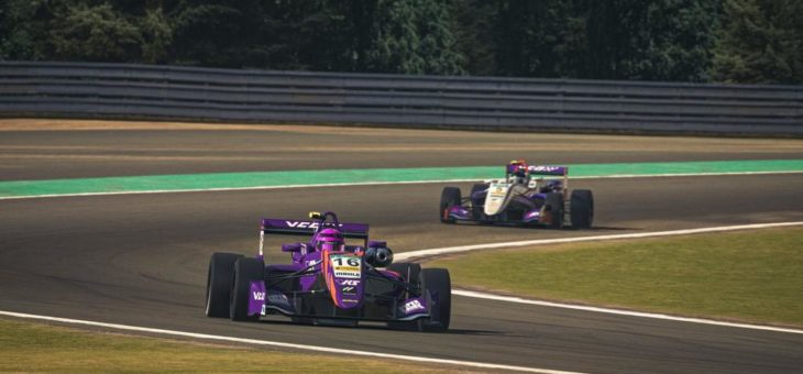 Turbulentes vorletztes „Championship Race“ der Saison wirbelt Gesamtwertungen der VCO ProSIM SERIES durcheinander