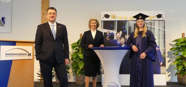 328 frischgebackene Bachelor of Science verabschiedet