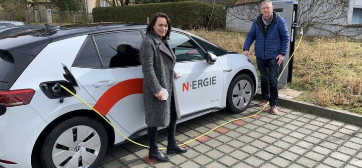 N-ERGIE übergibt Elektroauto an Emskirchen