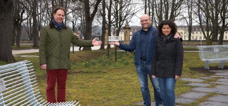 Brillen-Mosqua spendet drei hochwertige Sitzbänke für die Ludwigsburger Bärenwiese – mit Schlossblick