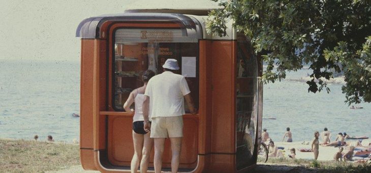 Taus Makhacheva im Ost-Kiosk / Marktschreierinnen vor dem Nassauischen Kunstverein