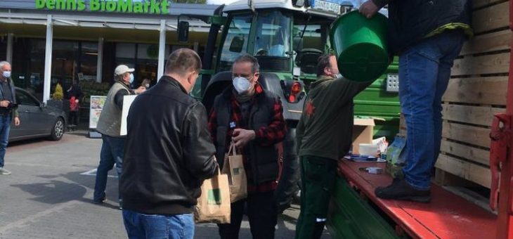 Bio-Bauern protestieren vor dennree für heimische Kartoffeln