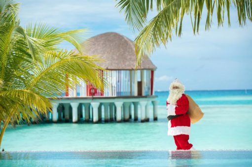 Der höchste schwimmende Weihnachtsbaum des Jahres 2020 begeistert die Gäste im OZEN LIFE MAADHOO