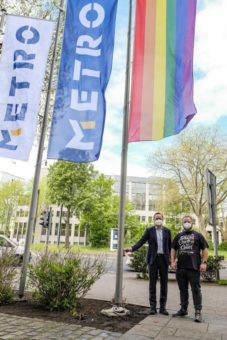 Für mehr Vielfalt – MERTO zeigt Flagge am IDAHOBIT