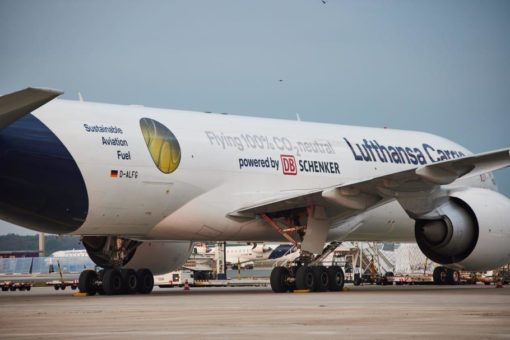 CO2-frei unterwegs: Lufthansa Cargo und DB Schenker zeigen gemeinsames Engagement auf einem Flugzeug